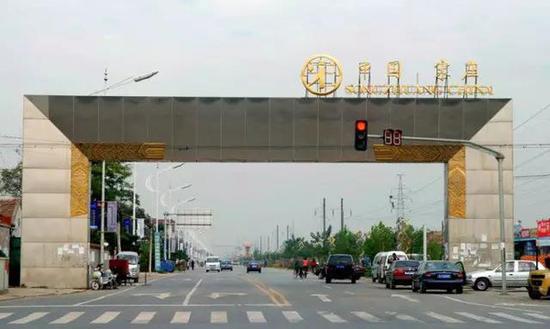 “中国·宋庄”。这个冠名也真是霸气得没谁了,就好像,你可曾听说过“中国·莲花池水沟子”? “中国·宋庄”。这个冠名也真是霸气得没谁了,就好像,你可曾听说过“中国·莲花池水沟子”?